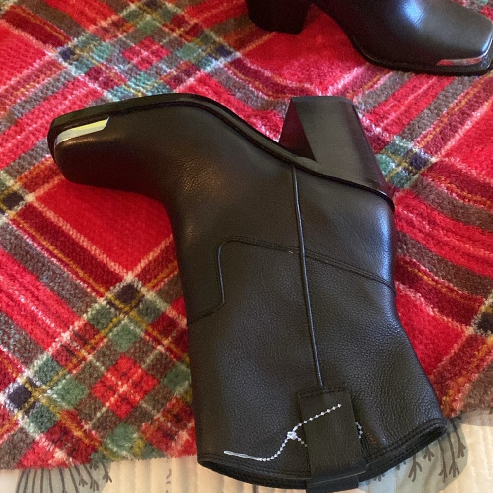 Stylish Black Leather Boots - Picture 4 of 6